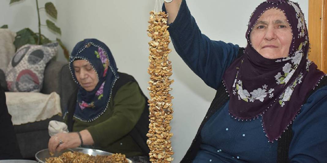 İğne ve ip kullanıyor, tek tek ipe diziyorlar: Yöresel lezzetin hazırlığı kadınlara geçim kaynağı oluyor 3